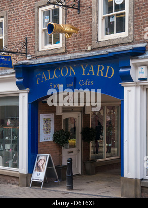 CHESTERFIELD, DERBYSHIRE, Großbritannien - 18. APRIL 2013: Eintritt zum Falcon Yard Centre Stockfoto