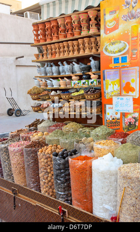 Gewürze auf dem Display in einem kleinen Laden im Deira Souk, Dubai, Vereinigte Arabische Emirate Stockfoto