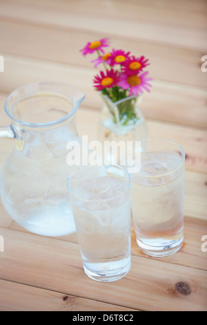 Gläser Wasser auf einem Tisch Stockfoto