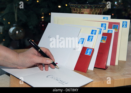 Weihnachtskarten geschrieben wird, angesprochen und bereit für die Lieferung und Buchung vor dem Buchungsdatum der letzten gestempelt Stockfoto