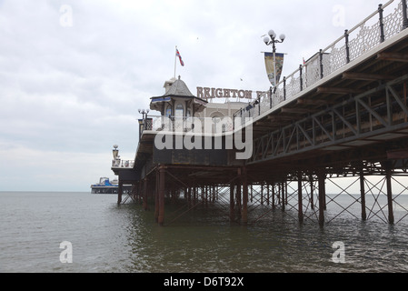 Brighton Pier (Palace Pier), Brighton, England an einem dumpfen, bewölkten Tag mit grauen Himmel Stockfoto