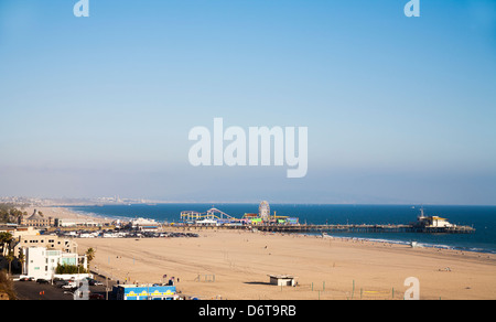 Strand von Santa Monica, Los Angeles - Panorama mit Strand und Pier an einem strahlend sonnigen Sommertag mit einem klaren, wolkenlosen blauen Himmel Stockfoto