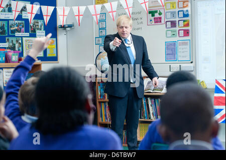 London, UK. 23. April 2013. Der Bürgermeister von London, Boris Johnson besucht Tidemill Akademie im Süden Londons, wo er Schüler des Bonsai Klassenzimmers (im Alter von 10-11) verbindet, eine besondere Klasse, Str. Georges Tag zu markieren. Bildnachweis: Piero Cruciati/Alamy Live-Nachrichten Stockfoto