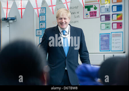 London, UK. 23. April 2013. Der Bürgermeister von London, Boris Johnson besucht Tidemill Akademie im Süden Londons, wo er Schüler des Bonsai Klassenzimmers (im Alter von 10-11) verbindet, eine besondere Klasse, Str. Georges Tag zu markieren. Bildnachweis: Piero Cruciati/Alamy Live-Nachrichten Stockfoto