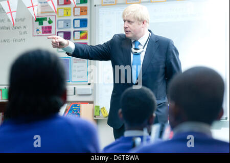 London, UK. 23. April 2013. Der Bürgermeister von London, Boris Johnson besucht Tidemill Akademie im Süden Londons, wo er Schüler des Bonsai Klassenzimmers (im Alter von 10-11) verbindet, eine besondere Klasse, Str. Georges Tag zu markieren. Bildnachweis: Piero Cruciati/Alamy Live-Nachrichten Stockfoto