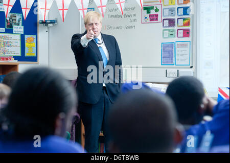 London, UK. 23. April 2013. Der Bürgermeister von London, Boris Johnson besucht Tidemill Akademie im Süden Londons, wo er Schüler des Bonsai Klassenzimmers (im Alter von 10-11) verbindet, eine besondere Klasse, Str. Georges Tag zu markieren. Bildnachweis: Piero Cruciati/Alamy Live-Nachrichten Stockfoto