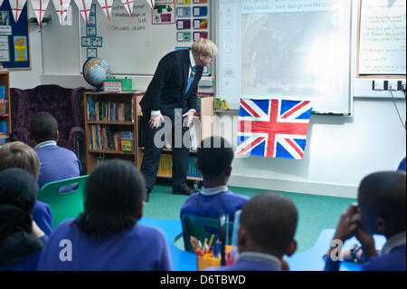 London, UK. 23. April 2013. Der Bürgermeister von London, Boris Johnson besucht Tidemill Akademie im Süden Londons, wo er Schüler des Bonsai Klassenzimmers (im Alter von 10-11) verbindet, eine besondere Klasse, Str. Georges Tag zu markieren. Bildnachweis: Piero Cruciati/Alamy Live-Nachrichten Stockfoto