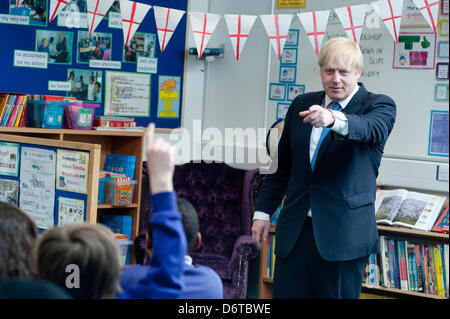 London, UK. 23. April 2013. Der Bürgermeister von London, Boris Johnson besucht Tidemill Akademie im Süden Londons, wo er Schüler des Bonsai Klassenzimmers (im Alter von 10-11) verbindet, eine besondere Klasse, Str. Georges Tag zu markieren. Bildnachweis: Piero Cruciati/Alamy Live-Nachrichten Stockfoto