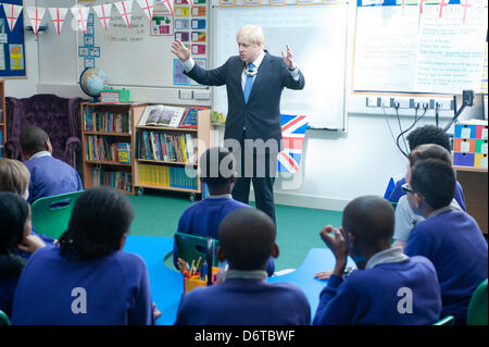 London, UK. 23. April 2013. Der Bürgermeister von London, Boris Johnson besucht Tidemill Akademie im Süden Londons, wo er Schüler des Bonsai Klassenzimmers (im Alter von 10-11) verbindet, eine besondere Klasse, Str. Georges Tag zu markieren. Bildnachweis: Piero Cruciati/Alamy Live-Nachrichten Stockfoto