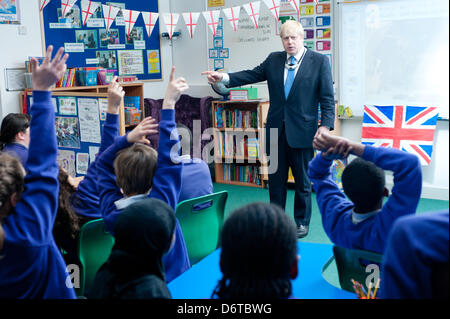 London, UK. 23. April 2013. Der Bürgermeister von London, Boris Johnson besucht Tidemill Akademie im Süden Londons, wo er Schüler des Bonsai Klassenzimmers (im Alter von 10-11) verbindet, eine besondere Klasse, Str. Georges Tag zu markieren. Bildnachweis: Piero Cruciati/Alamy Live-Nachrichten Stockfoto