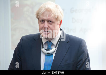 London, UK. 23. April 2013. Der Bürgermeister von London, Boris Johnson besucht Tidemill Akademie im Süden Londons, wo er Schüler des Bonsai Klassenzimmers (im Alter von 10-11) verbindet, eine besondere Klasse, Str. Georges Tag zu markieren. Bildnachweis: Piero Cruciati/Alamy Live-Nachrichten Stockfoto