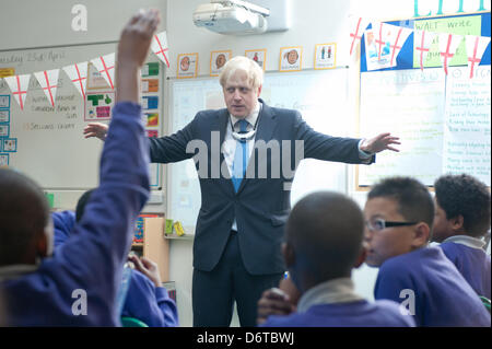 London, UK. 23. April 2013. Der Bürgermeister von London, Boris Johnson besucht Tidemill Akademie im Süden Londons, wo er Schüler des Bonsai Klassenzimmers (im Alter von 10-11) verbindet, eine besondere Klasse, Str. Georges Tag zu markieren. Bildnachweis: Piero Cruciati/Alamy Live-Nachrichten Stockfoto