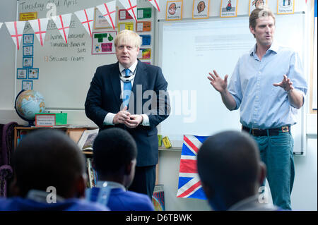 London, UK. 23. April 2013. Der Bürgermeister von London, Boris Johnson besucht Tidemill Akademie im Süden Londons, wo er Schüler des Bonsai Klassenzimmers (im Alter von 10-11) verbindet, eine besondere Klasse, Str. Georges Tag zu markieren. Bildnachweis: Piero Cruciati/Alamy Live-Nachrichten Stockfoto