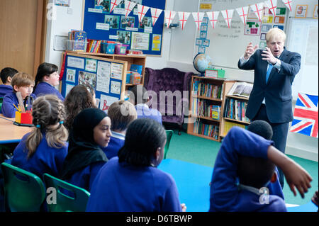 London, UK. 23. April 2013. Der Bürgermeister von London, Boris Johnson besucht Tidemill Akademie im Süden Londons, wo er Schüler des Bonsai Klassenzimmers (im Alter von 10-11) verbindet, eine besondere Klasse, Str. Georges Tag zu markieren. Bildnachweis: Piero Cruciati/Alamy Live-Nachrichten Stockfoto