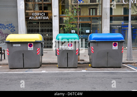 Barcelona, Katalonien, Spanien. Recycling-Behälter auf der Straße für Stockfoto