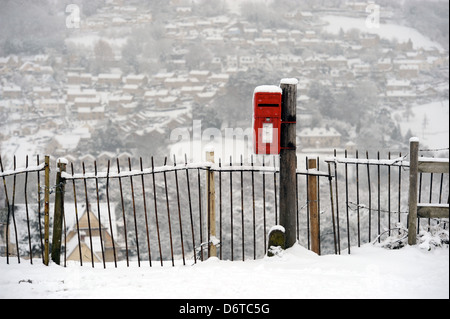 Ein traditionellen roter Buchstaben box in den Tälern Stroud, Gloucestershire UK Stockfoto