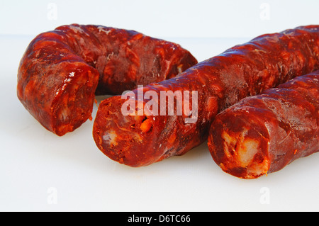 Spanische Chorizo-Wurst vor einem weißen Hintergrund. Stockfoto