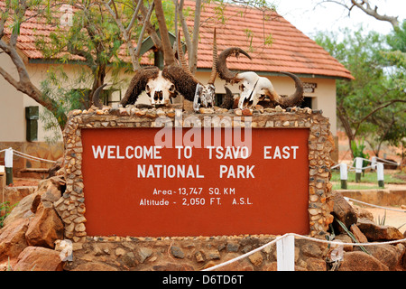 Schild in Tsavo East Nationalpark, Kenia, Ostafrika Stockfoto