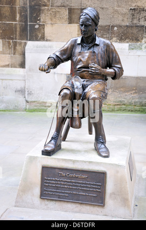 London, England, Großbritannien. Statue: Cordwainer (2002) von Alma Boyes, in der Watling Street Stockfoto