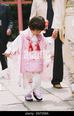 Junges Mädchen im Kimono für sieben-fünf-drei Festival Stockfoto