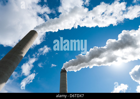 Rauchen Industrieschornsteine vor blauem Himmel Stockfoto