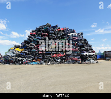 komprimierte Autos um zu zerkleinernden aufgestapelt Stockfoto