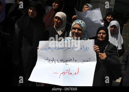 23. April 2013 - Gaza-Stadt, Gazastreifen, Palästinensische Autonomiegebiete - Angehörigen der palästinensischen Märtyrer getöteten durch israelische Angriffe, halten Plakate während einer Protestaktion vor dem Hauptquartier der Palästinensischen Befreiungsorganisation '' PLO'' anspruchsvolle palästinensische Autonomiebehörde an ihre Gehälter zu bezahlen (Credit-Bild: © Mohammed Asad/APA Images/ZUMAPRESS.com) Stockfoto