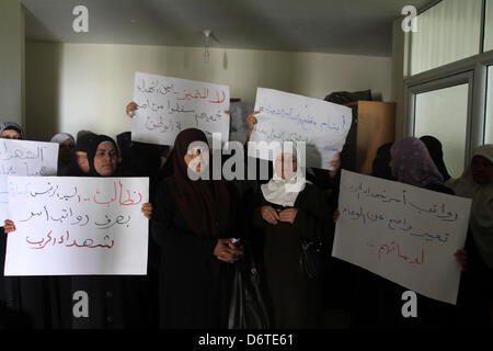 23. April 2013 - Gaza-Stadt, Gazastreifen, Palästinensische Autonomiegebiete - Angehörigen der palästinensischen Märtyrer getöteten durch israelische Angriffe, halten Plakate während einer Protestaktion vor dem Hauptquartier der Palästinensischen Befreiungsorganisation '' PLO'' anspruchsvolle palästinensische Autonomiebehörde an ihre Gehälter zu bezahlen (Credit-Bild: © Mohammed Asad/APA Images/ZUMAPRESS.com) Stockfoto