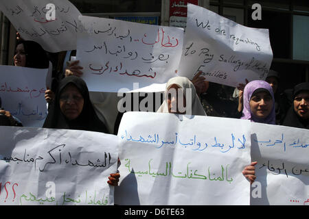 23. April 2013 - Gaza-Stadt, Gazastreifen, Palästinensische Autonomiegebiete - Angehörigen der palästinensischen Märtyrer getöteten durch israelische Angriffe, halten Plakate während einer Protestaktion vor dem Hauptquartier der Palästinensischen Befreiungsorganisation '' PLO'' anspruchsvolle palästinensische Autonomiebehörde an ihre Gehälter zu bezahlen (Credit-Bild: © Mohammed Asad/APA Images/ZUMAPRESS.com) Stockfoto