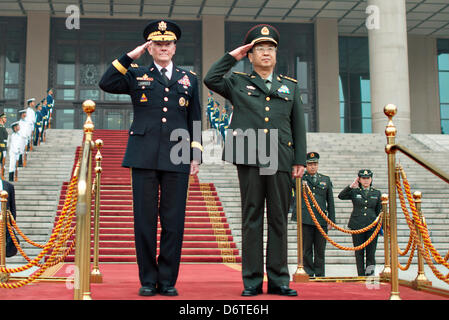 US-Armee General Martin E. Dempsey, links, der Vorsitzende der Joint Chiefs Of Staff und Peoples Liberation Army of China General Fang Fenghui, Chinas Chef des Generalstabs, Gruß während einer Zeremonie 22. April 2013 in Peking, China. Stockfoto