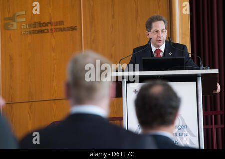 Berlin, Deutschland. 23. April 2013. Hans-Georg Maaßen, Präsident des Bundesamtes für Verfassungsschutz, nimmt an einem Treffen zum Thema Extremismus und Terrorismus in Berlin, Deutschland, 23. April 2013 Teil.  Foto: MAURIZIO GAMBARINI/Dpa/Alamy Live News Stockfoto