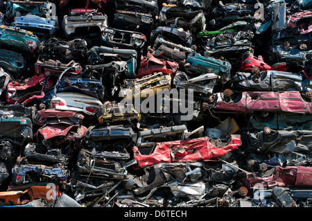 komprimierte Autos um zu zerkleinernden aufgestapelt Stockfoto