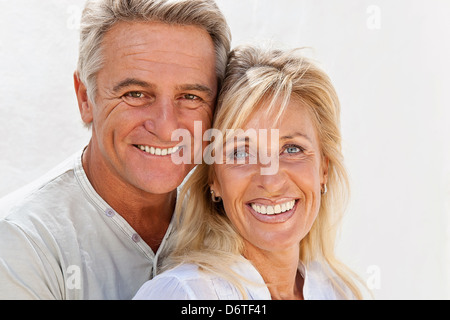 Älteres paar lächelnd und umarmen Stockfoto