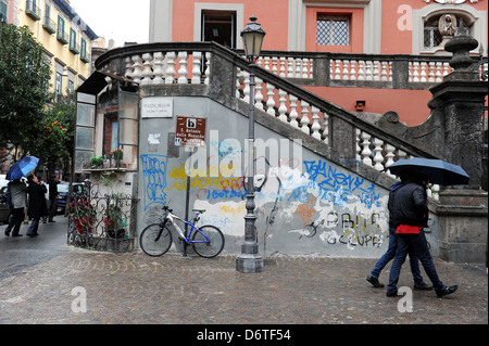 Graffiti an Wänden des Sant' Antonio Delle Monache einen Port' Alba, Piazza Bellini, Neapel, Italien. Bild von Paul Heyes Stockfoto