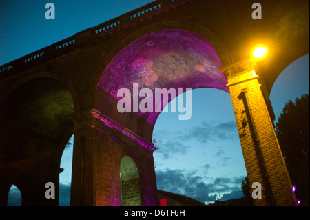 Eisenbahn-Viadukt, farbige Beleuchtung, Brighton, UK, Abend Stockfoto