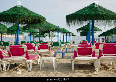 Leere Sonnenliegen am Strand von Cabopino Spanien Stockfoto