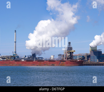 Schiff entladen vor einem großen Stahlfabrik in IJmuiden, Niederlande Stockfoto