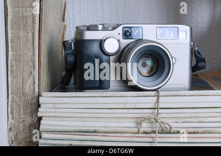 klassische Filmkamera auf dem Stapel Vintage Magazine Stockfoto