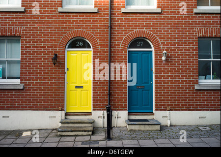 Blaue und gelbe Türen, moderne Häuser, Brighton, UK Stockfoto