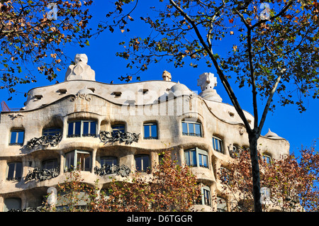 Barcelona, Katalonien, Spanien. Casa Mila / La Pedrera (Antoni Gaudi, 1905-10) am Passeig de Gracia. Stockfoto