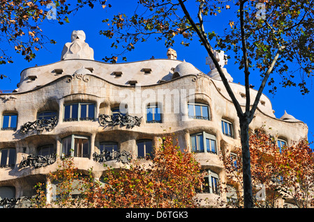 Barcelona, Katalonien, Spanien. Casa Mila / La Pedrera (Antoni Gaudi, 1905-10) am Passeig de Gracia. Stockfoto