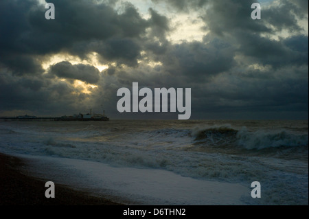 Gewitterhimmel über raue See und Pier, Brighton, UK Stockfoto