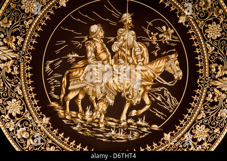 TOLEDO - März 8: Detail des typischen Tauschierung Platte mit Don Quijote und Sancho Panza. Traditionelles Handwerk mit Metall Stockfoto