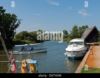 Electric Eel Boot auf dem Fluss Ant Teil der Norfolk Broads wie Hill, Norfolk, England Stockfoto