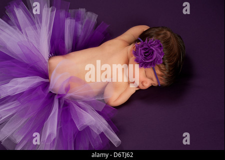 Neugeborenes Babymädchen trägt eine lila Tutu Stockfoto
