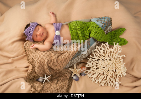 Neugeborenes Baby in eine Meerjungfrau Kostüm Stockfoto