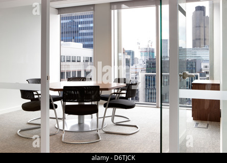 Glas ummauerten Treffen Raum Büro Stadt-Ansichten Stockfoto