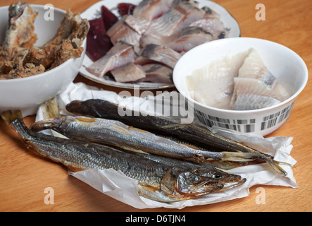 Verschiedene Fische auf Holztisch. Meeresfrüchte-Thema Stockfoto