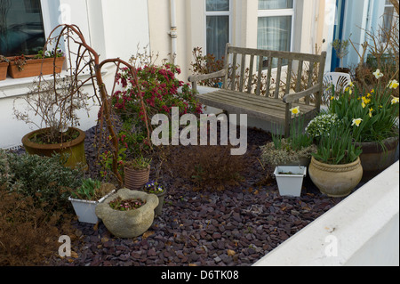 Suburban Vorgarten und Bank Stockfoto