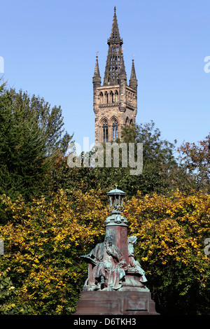 Kelvin Way Bridge im Herbst mit dem Glockenturm der University of Glasgow, Kelvin Way, Glasgow, Schottland, Großbritannien Stockfoto